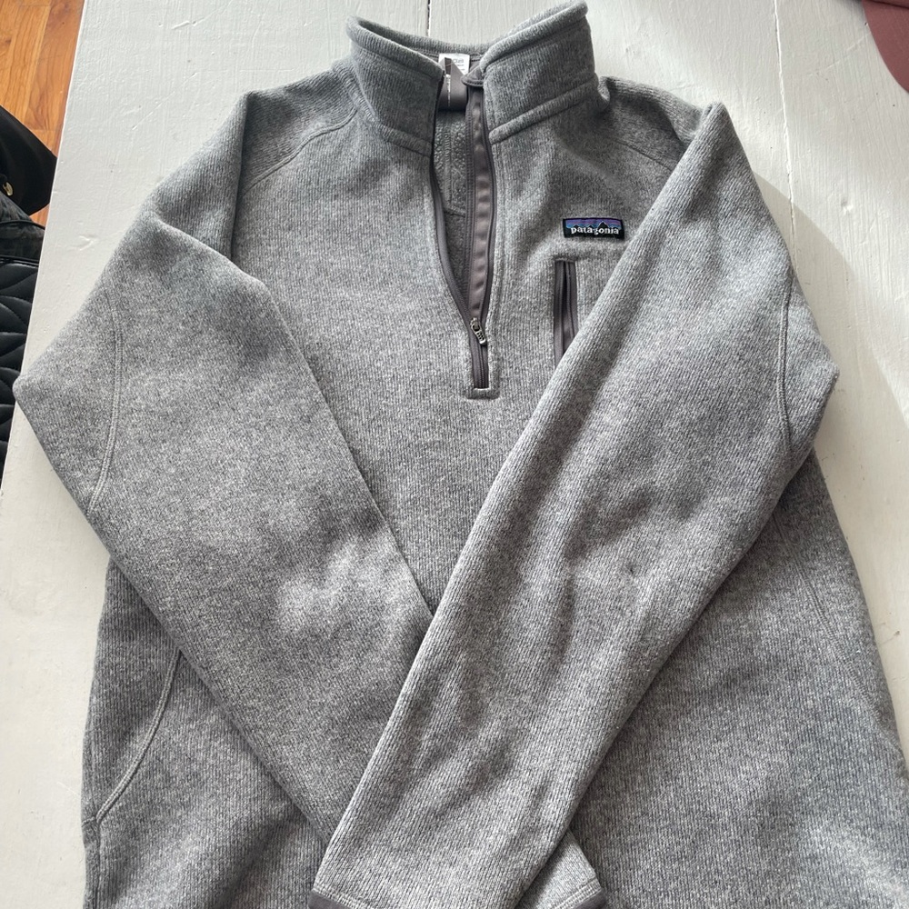 Men’s gray Patagonia half-zip